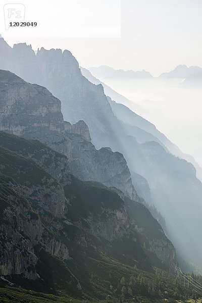 Silhouetten von Bergen  Talblick  Sextner Dolomiten  Südtirol  Trentino-Südtirol  Südtirol  Italien  Europa