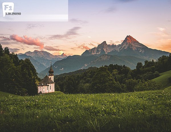 Wallfahrtskirche Maria Gern  Blick bei Sonnenuntergang auf den Watzmann vom Hochtal aus  Berchtesgadener Alpen  Berchtesgaden  Berchtesgadener Land  Oberbayern  Bayern  Deutschland  Europa