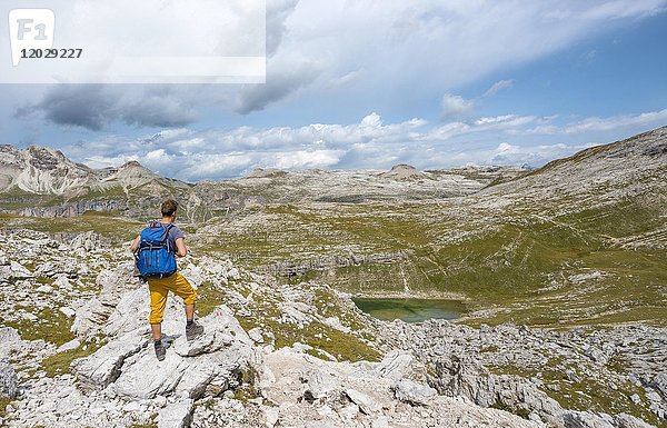 Wanderer auf dem Rundweg um die Sellagruppe in der Nähe des Lechsees  Krespeiner See  Grödner Joch  Naturpark Park Puez-Geisler  Dolomiten  Wolkenstein  Südtirol  Trentino-Südtirol  Italien  Europa