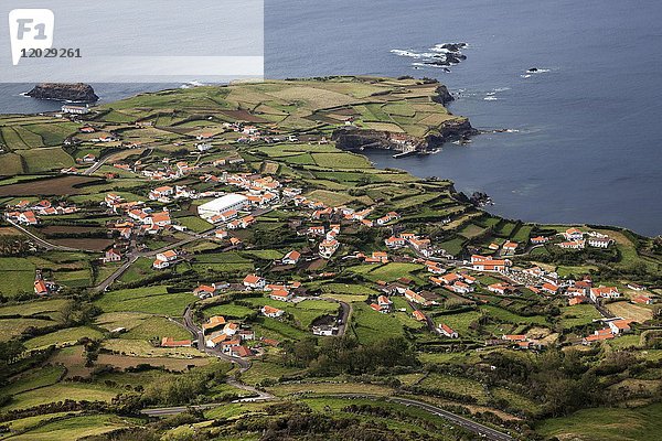 Blick vom Miradouro sobre Ponta Delgada das Flores über Ponta Delgada  Insel Flores  Azoren  Portugal  Europa