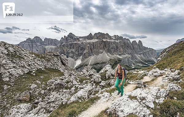 Wanderer auf dem Weg zur Cirspitze  Sellagruppe  Grödnerjoch  Passo Gardena  Naturpark Puez-Geisler  Dolomiten  Wolkenstein  Südtirol  Trentino-Südtirol  Italien  Europa