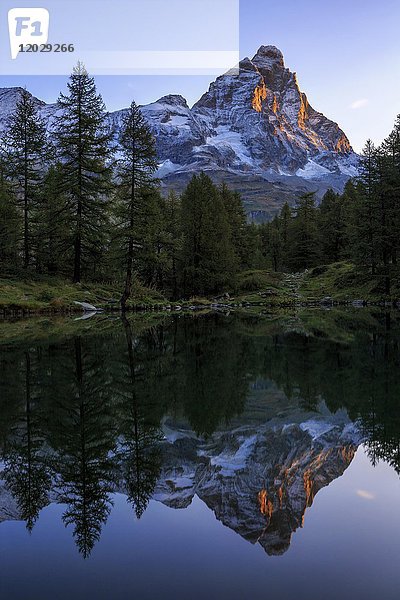 Lago Blu  Blauer See mit Monte Cervino  Breuil Cervinia  Aostatal  Italienische Alpen  Italien  Europa