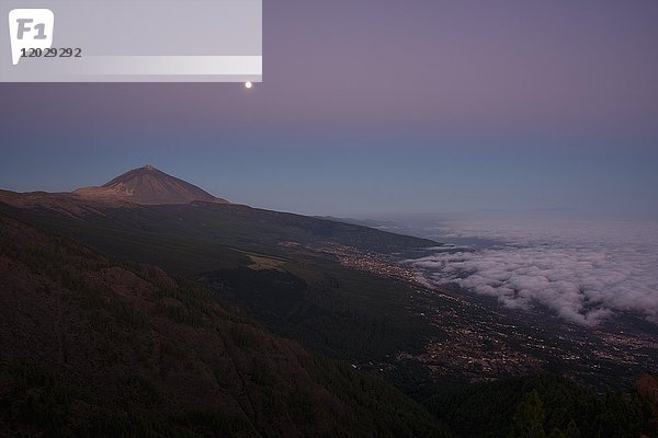 Nachtansicht der Passatwolken über dem Orotava-Tal mit dem Pico del Teide vor dem Sonnenaufgang  hinter La Palma  Teide-Nationalpark  Teneriffa  Kanarische Inseln  Spanien  Europa