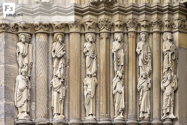 Die Propheten mit den Aposteln auf den Schultern  Detail des fürstlichen Portals  13. Jahrhundert  Bamberg  Oberfranken  Bayern  Deutschland  Europa