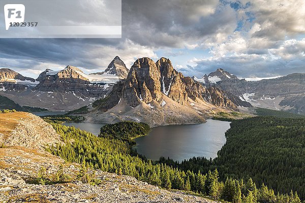 Mount Assiniboine und Mount Sunburst  Mount Assiniboine Provincial Park  Kanadische Rocky Mountains  British Columbia  Kanada  Nordamerika