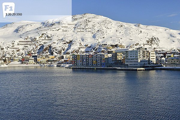 Wohngebäude direkt am Wasser einer Bucht  Hammerfest  Finnmark  Norwegen  Europa