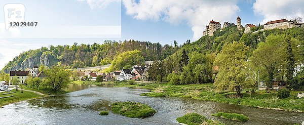 Fluss Wörnitz und Schloss Harburg  Donau-Ries  Bayern  Deutschland  Europa