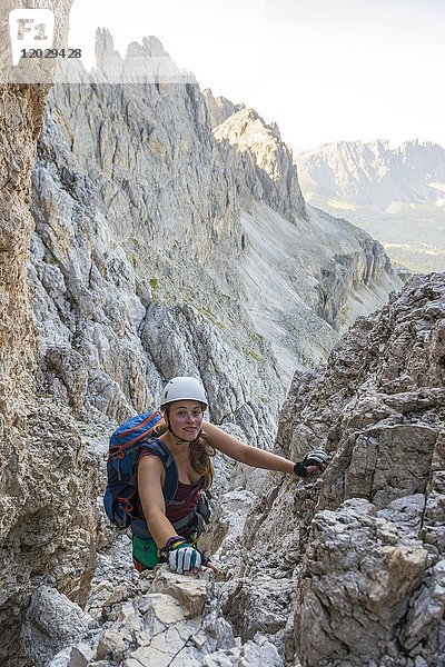 Wanderer besteigt den Santner-Klettersteig  Rosengartengruppe  Dolomiten  Südtirol  Trentino-Südtirol  Italien  Europa