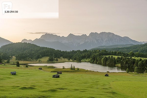Geroldsee bei Sonnenaufgang  Mittenwald  Karwendel  Alpen  Bayern  Deutschland  Europa