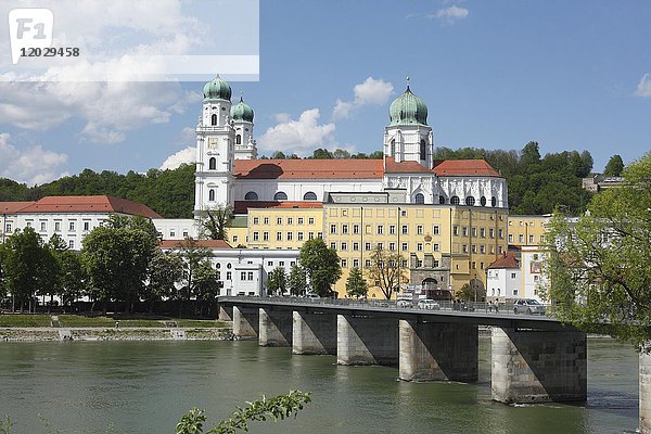 Marienbrücke über den Inn mit Dom St. Stephan  Altstadt  Passau  Niederbayern  Bayern  Deutschland  Europa