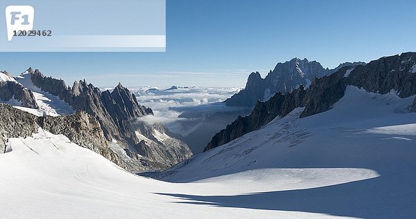 Fahrt mit der Télécabine Panorama Mont-Blanc  Gletscher Glacier du Geant  im Rücken Aiguille Verte mit Doppelgipfel Aiguille du Dru auf dem Westgrat  Courmayeur  Valle d' Aosta  Autonome Region Aostatal  Italien  Europa