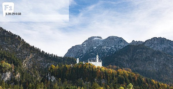 Schloss Neuschwanstein im Herbst  Schwangau  Ostallgäu  Allgäu  Schwaben  Oberbayern  Bayern  Deutschland  Europa