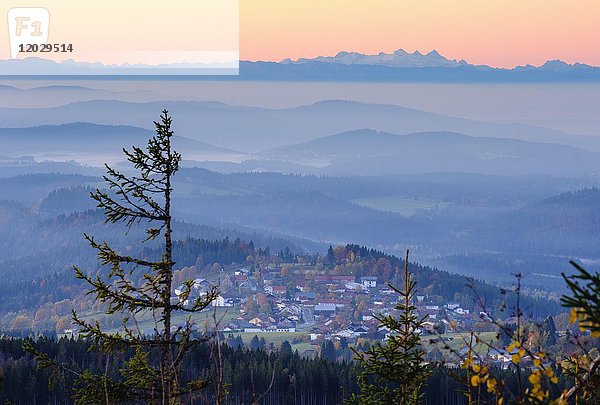 Finsterau bei Mauth  hinter dem Dachsteingebirge in den Alpen  Panoramablick vom Siebensteinkopf in der Dämmerung  Nationalpark Bayerischer Wald  Niederbayern  Bayern  Deutschland  Europa