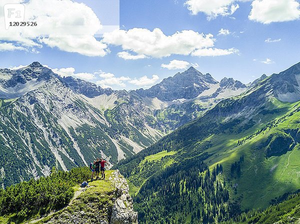Drei Wanderer in den Bergen  Blick auf den Hochvogel  Allgäu  Allgäuer Hochalpen  Bayern  Deutschland  Europa