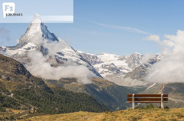 Bank mit Aussicht  Fünf-Seen-Weg  schneebedecktes Matterhorn  Zermatt  Wallis  Schweiz  Europa
