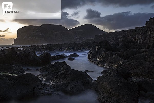 Meer Lavagestein  Vulkanlandschaft  Vulkan Capelinhos  Ponta dos Capelinhos  Abendlicht  Capelo  Insel Faial  Azoren  Portugal  Europa