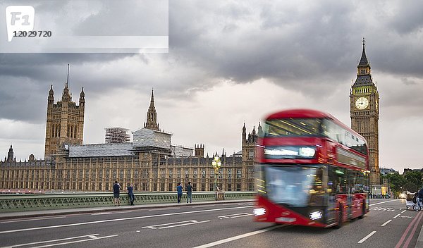 Roter Doppeldeckerbus auf der Westminster Bridge  Palace of Westminster und Big Ben  London  England  Großbritannien