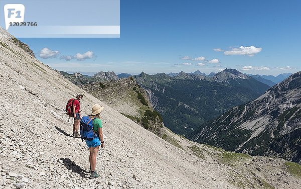 Wanderer in einem Geröllfeld  Blick auf Kesselspitze und Sattelkoopf  Allgäu  Allgäuer Hochalpen  Bayern  Deutschland  Europa