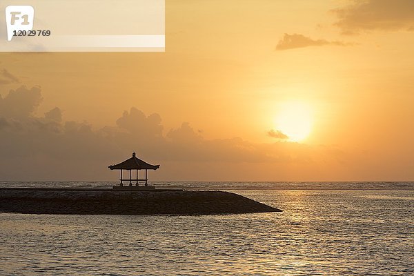 Strand von Sanur bei Sonnenaufgang  Bali  Indonesien  Asien