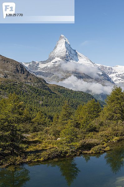 Schneebedecktes Matterhorn hinter dem Grindijsee  Wallis  Schweiz  Europa