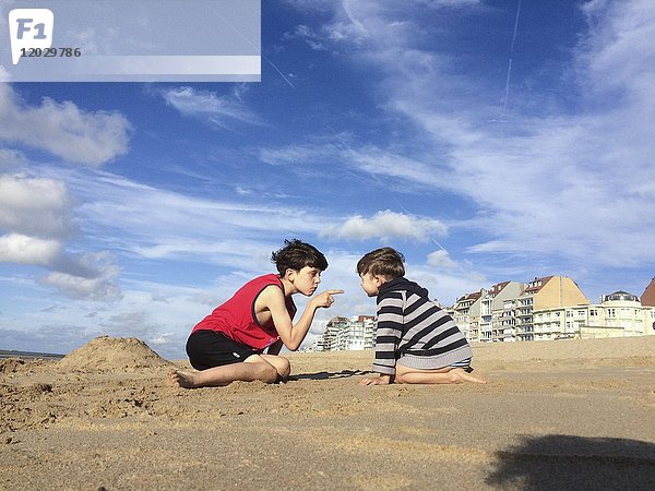 Zwei Kinder am Strand  Knokke-Heist  Vlaanderen  Belgien  Europa
