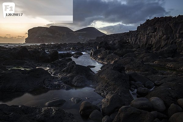 Meer Lavagestein  Vulkanlandschaft  Vulkan Capelinhos  Ponta dos Capelinhos  Abendlicht  Capelo  Insel Faial  Azoren  Portugal  Europa