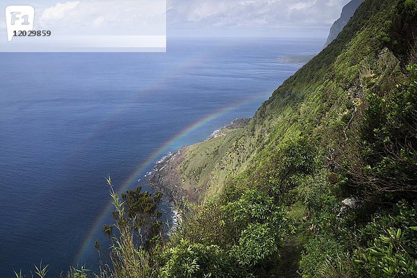 Steilküste mit Regenbogen bei Faja de Lopo Vaz  Südküste  Insel Flores  Azoren  Portugal  Europa