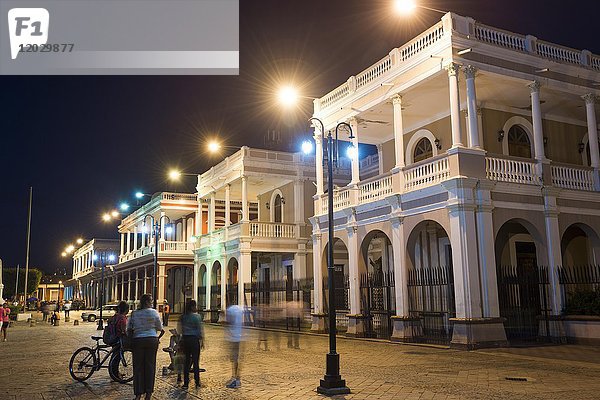 Abend auf dem Hauptplatz Parque Central  Altstadt von Granada  Nicaragua  Mittelamerika