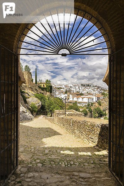 Blick durch das Stadttor auf die Altstadt von La Ciudad  Ronda  Provinz Málaga  Andalusien  Spanien  Europa