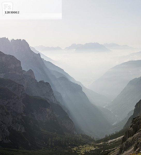 Silhouetten von Bergen  Talblick  Sextner Dolomiten  Südtirol  Trentino-Südtirol  Südtirol  Italien  Europa