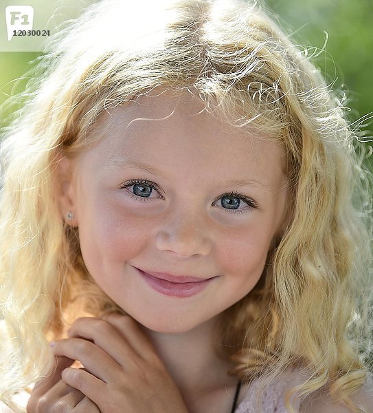 Kleines Mädchen mit blondem Haar  Porträt  Schweden  Europa
