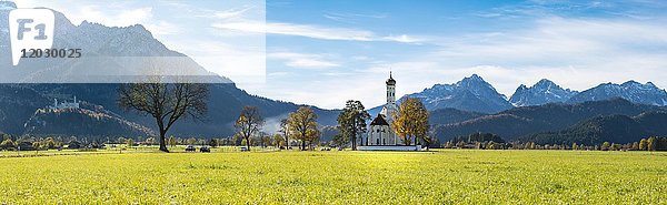 Wallfahrtskirche St. Coloman im Herbst  im Hinterschloss Neuschwanstein  Schwangau  Füssen  Ostallgäu  Allgäu  Schwaben  Bayern  Deutschland  Europa