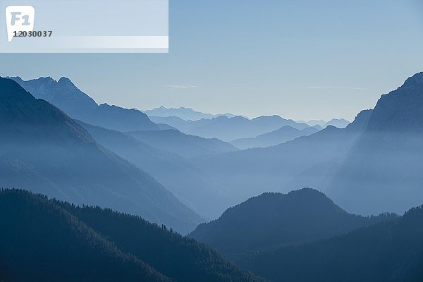 Blaue Bergsilhouetten  Blick auf die Berchtesgadener Alpen  im Hintergrund Loferer Steinberge  Berchtesgadener Land  Oberbayern  Bayern  Deutschland  Europa