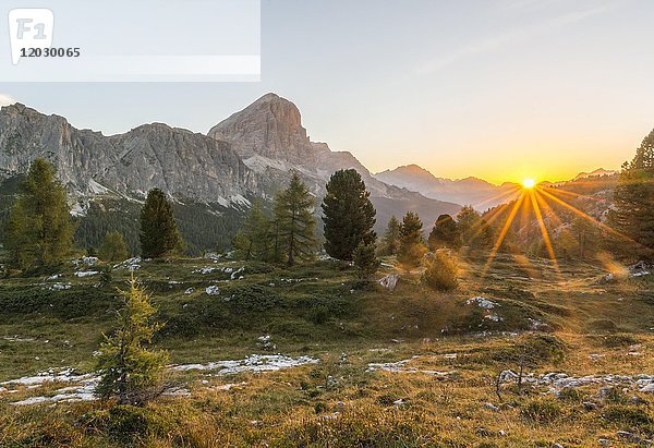 Sonnenaufgang vor den Gipfeln von Col dei Bos und Tofane  Falzaregopass  Dolomiten  Südtirol  Trentino-Südtirol  Italien  Europa