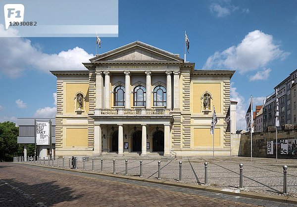 Opernhaus  Halle an der Saale  Sachsen-Anhalt  Deutschland  Europa