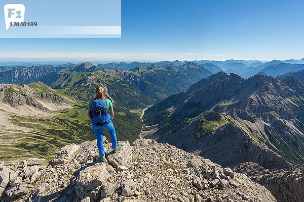 Wanderer mit Blick auf Berge und Alpen  Blick vom Hochvogel  rechts Kleiner Roßzahn  Allgäu  Allgäuer Hochalpen  Bayern  Deutschland  Europa