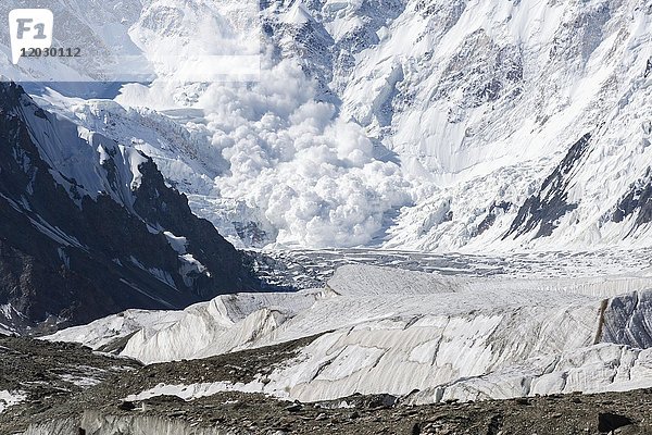 Lawine in der Nähe des Basislagers  Pabeda-Khan Tengry Gletschermassiv  Zentrales Tien Shan Gebirge  Grenze zwischen Kirgisistan und China  Kirgisistan  Asien