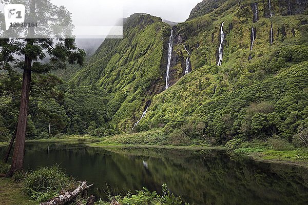 Lagoa dos Patos und Wasserfälle Poco da Alagoinha  bei Faja Grande  Insel Flores  Azoren  Portugal  Europa