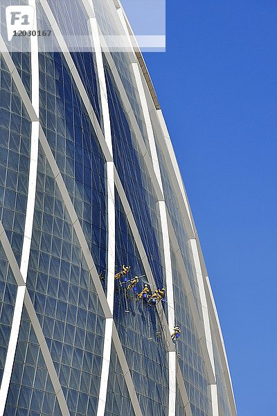 Fensterputzer hängen am The Coin -Gebäude  dem Hauptsitz von Aldar  einem der größten Immobilienunternehmen der arabischen Welt  Abu Dhabi  Vereinigte Arabische Emirate  Asien.