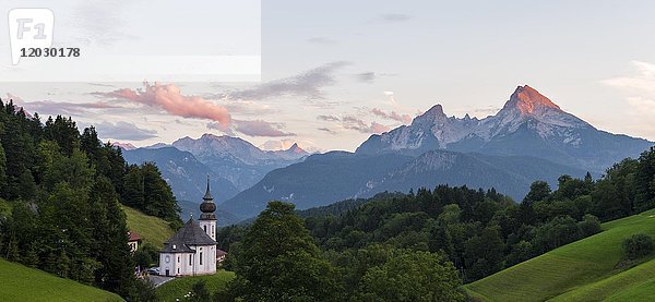 Wallfahrtskirche Maria Gern  Sonnenuntergang  Blick auf den Watzmann aus dem Hochtal  Berchtesgadener Alpen  Berchtesgaden  Berchtesgadener Land  Oberbayern  Bayern  Deutschland  Europa