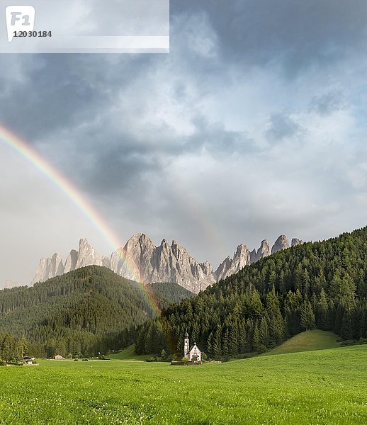 Regenbogen vor der Kirche St. Johann in Ranui  St. Johann  Johanniskapelle  Geisler-Gruppe  Villnößal  St. Magdalena  Bozen  Südtirol  Italien  Europa