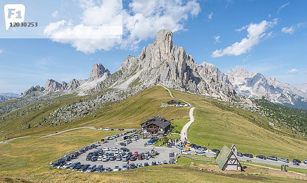 Parkplatz mit Gasthaus  Passo di Giau  Giau-Pass  auf der Rückseite der Gipfel La Gosela Nuvolau und Averau  rechts Tofane  Dolomiten  Südtirol  Trentino-Südtirol  Italien  Europa
