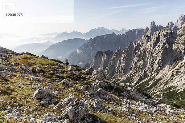 Blick ins Tal vom Wanderweg zu den Drei Zinnen  Sextner Dolomiten  Südtirol  Trentino-Südtirol  Südtirol  Italien  Europa