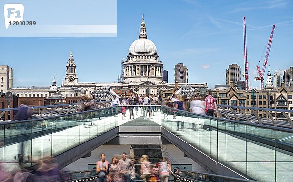 Millenium Bridge und St Paul's Cathedral  Bewegungsunschärfe  London  England  Großbritannien