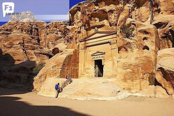 Wanderer bei der Felsenkirche in Little Petra  Jordanien  Asien