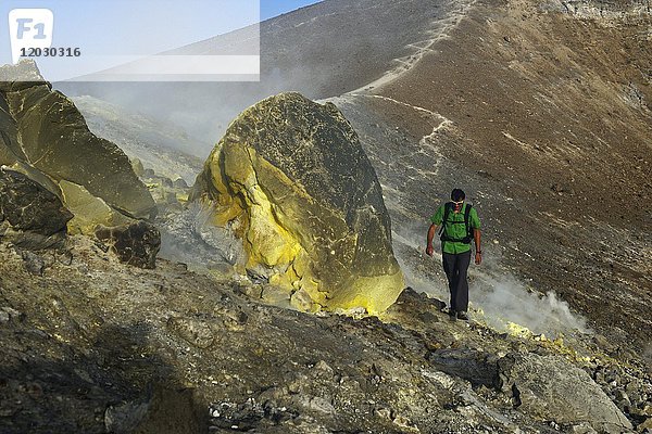 Wanderer auf dem Gran Cratere wandert durch Schwefelfumarolen  Insel Vulcano  Liparische Inseln  Italien  Europa