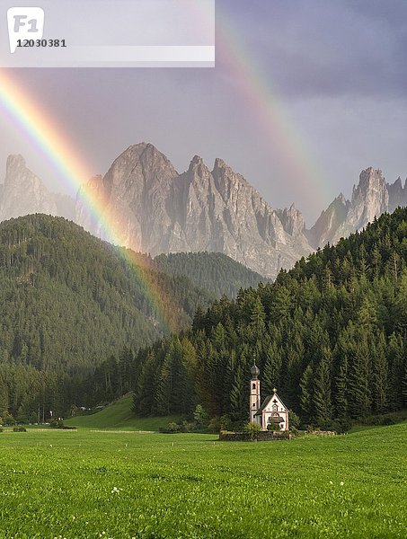 Regenbogen vor der Kirche St. Johann in Ranui  St. Johann  Johanniskapelle  Geisler-Gruppe  Villnößal  St. Magdalena  Bozen  Südtirol  Italien  Europa