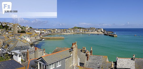 Panoramablick über den Hafen  St. Ives  Cornwall  England  Großbritannien