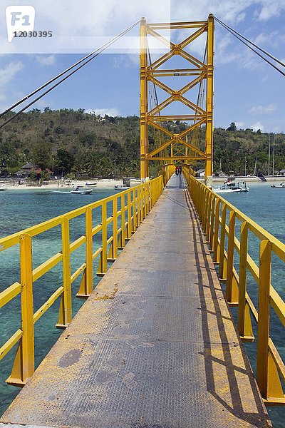 Gelbe Brücke von Nusa Lembongan nach Nusa Ceningan  Bali  Indonesien  Asien