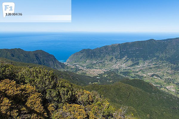 Blick auf den Atlantischen Ozean vom Berg Bica de Cana  Hochebene Paul da Serra  Insel Madeira  Portugal  Europa